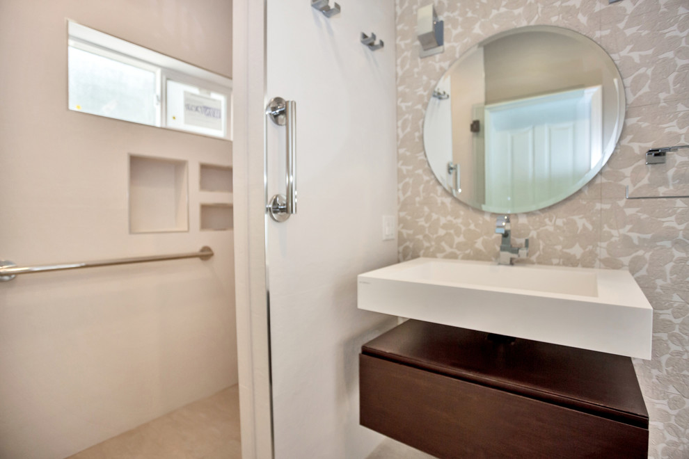 Esempio di una piccola stanza da bagno con doccia contemporanea con doccia alcova, lavabo sospeso e porta doccia a battente