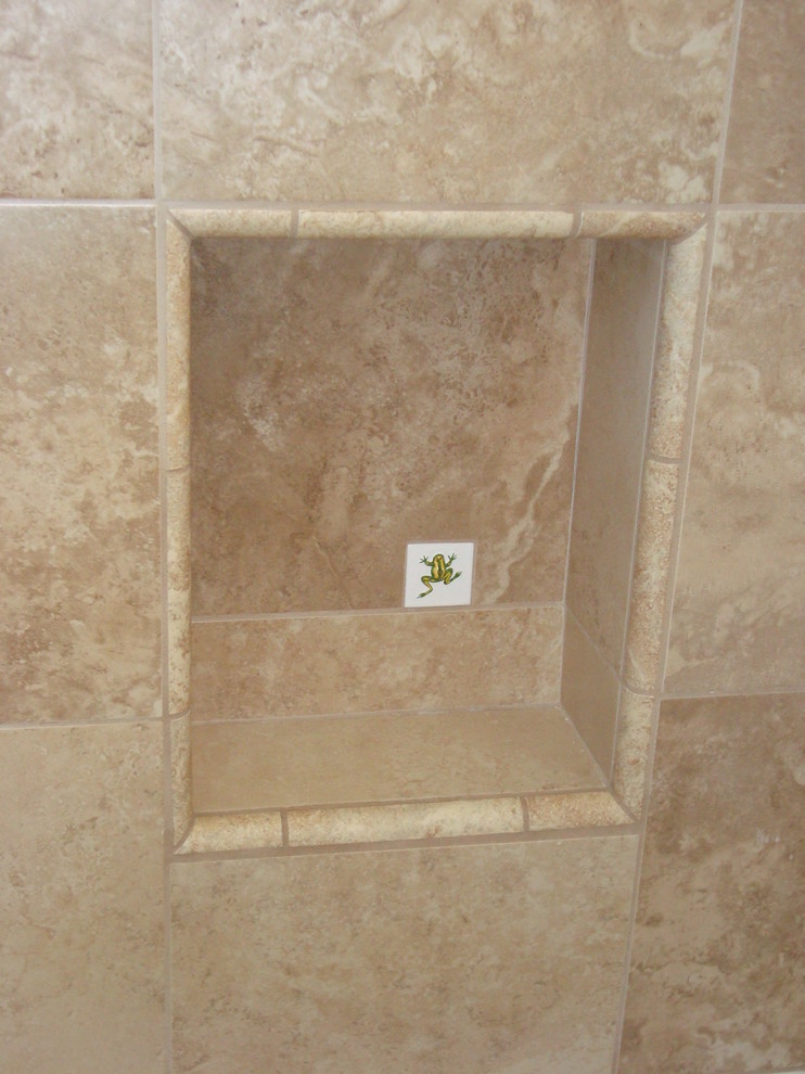 Inspiration för små klassiska badrum, med ett undermonterad handfat, luckor med upphöjd panel, vita skåp, bänkskiva i kvarts, ett badkar i en alkov, en dusch i en alkov, en toalettstol med separat cisternkåpa, beige kakel, porslinskakel, gröna väggar och klinkergolv i porslin