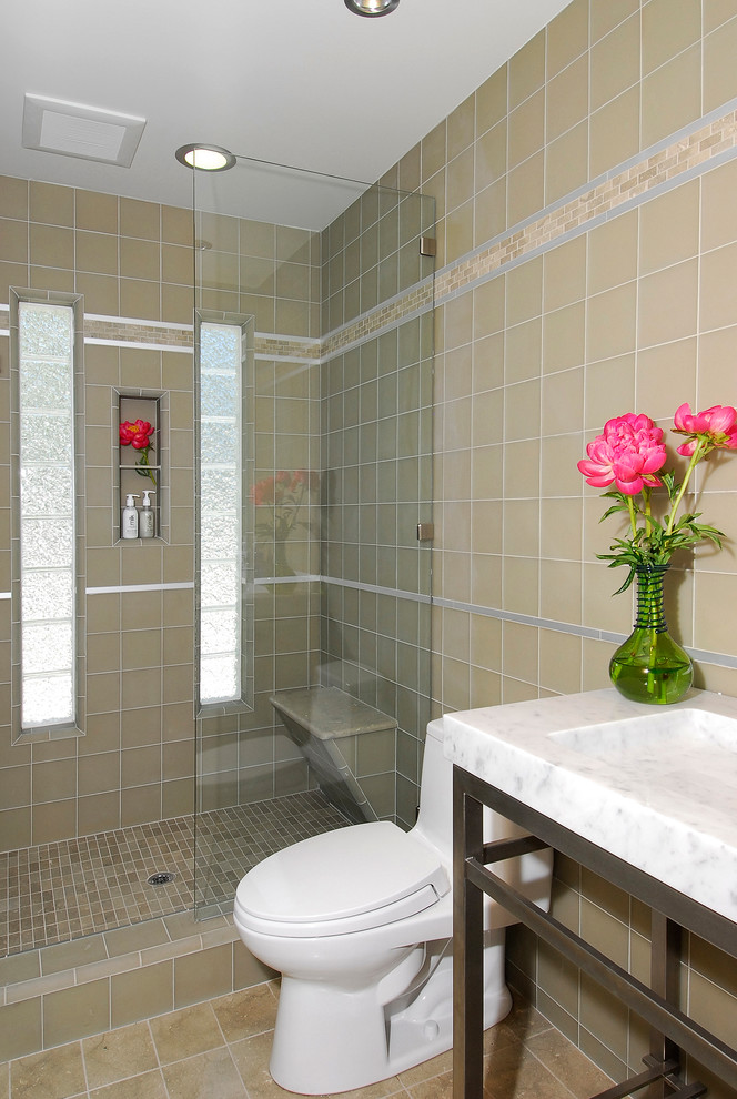 Ispirazione per una piccola stanza da bagno con doccia contemporanea con doccia alcova, WC a due pezzi, piastrelle beige, piastrelle in ceramica, pareti beige, pavimento in travertino, lavabo integrato e top in marmo