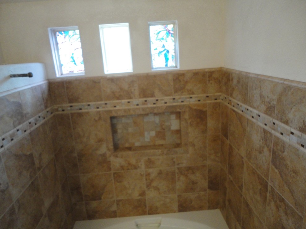 Medelhavsstil inredning av ett litet en-suite badrum, med ett badkar i en alkov, en dusch/badkar-kombination, beige kakel, porslinskakel, vita väggar och klinkergolv i keramik