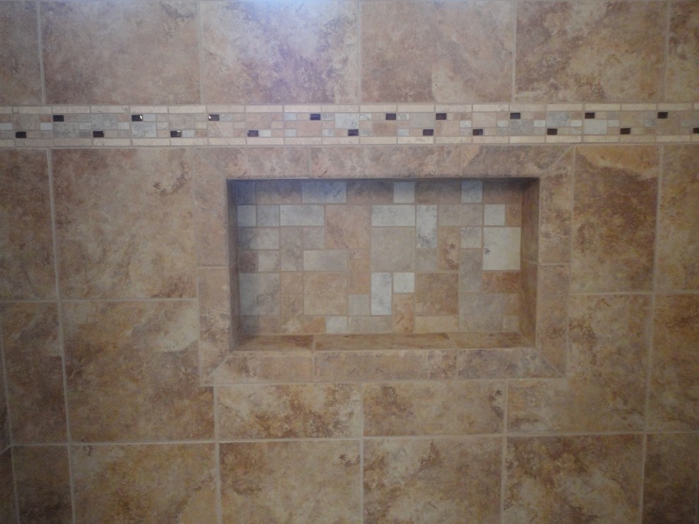 Пример оригинального дизайна: маленькая главная ванная комната в средиземноморском стиле с ванной в нише, душем над ванной, бежевой плиткой, керамогранитной плиткой, белыми стенами и полом из керамической плитки для на участке и в саду