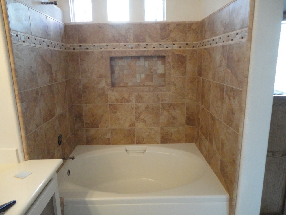 Foto de cuarto de baño principal mediterráneo pequeño con bañera empotrada, combinación de ducha y bañera, baldosas y/o azulejos beige, baldosas y/o azulejos de porcelana, paredes blancas y suelo de baldosas de cerámica