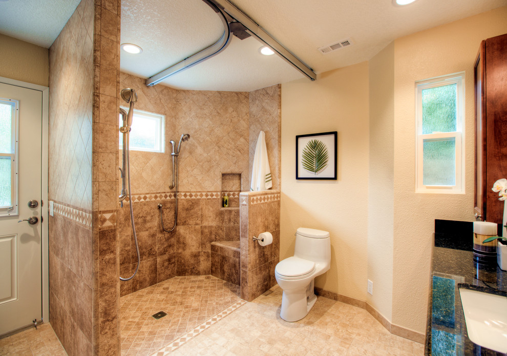 Idéer för ett mellanstort klassiskt badrum med dusch, med ett undermonterad handfat, skåp i shakerstil, skåp i mellenmörkt trä, granitbänkskiva, en dusch i en alkov, en toalettstol med separat cisternkåpa, beige kakel, porslinskakel, beige väggar och klinkergolv i porslin