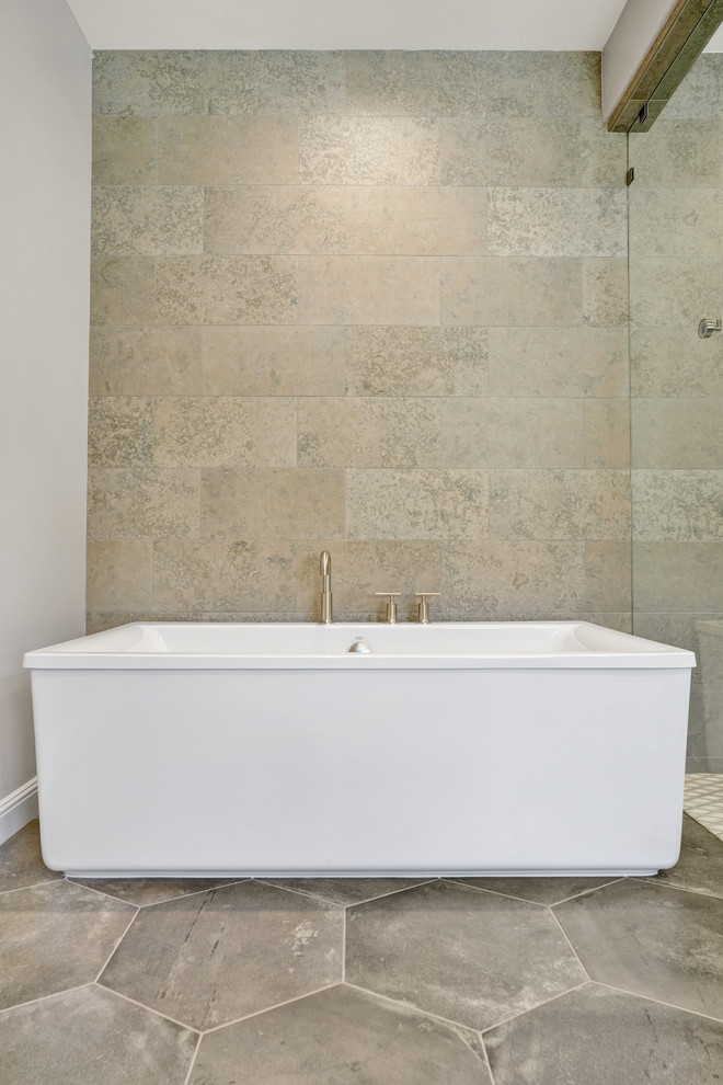 Inspiration för ett funkis en-suite badrum, med luckor med infälld panel, vita skåp, ett fristående badkar, en kantlös dusch och grå kakel