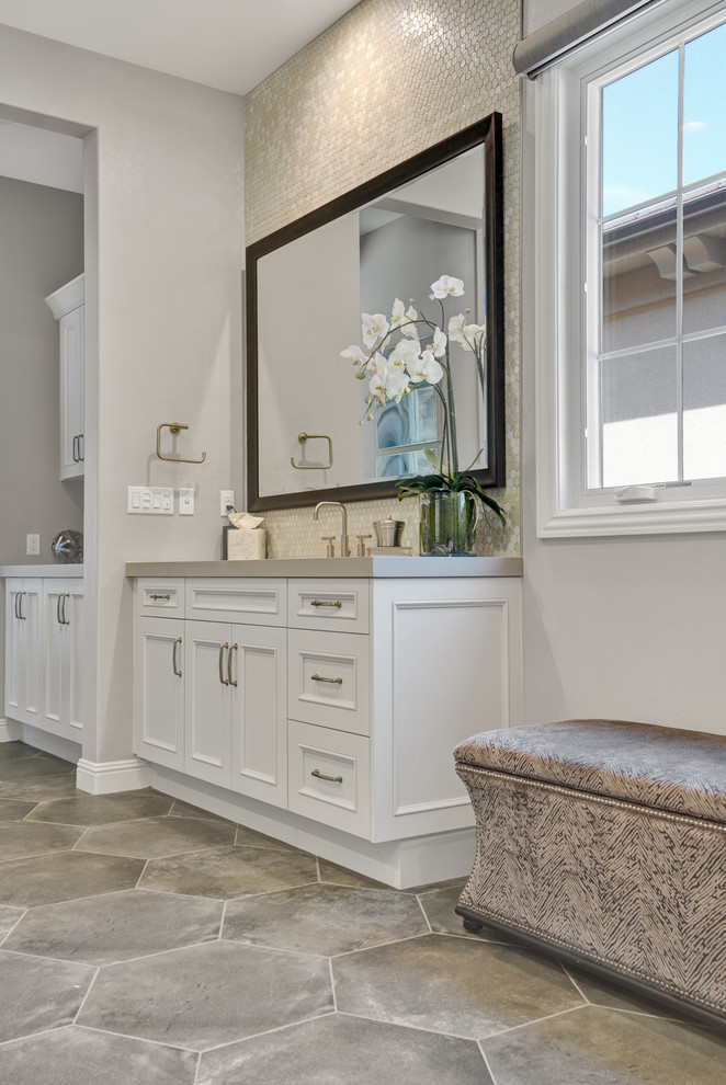 Foto di una stanza da bagno padronale minimal con vasca freestanding, doccia a filo pavimento, piastrelle grigie, ante con riquadro incassato e ante bianche
