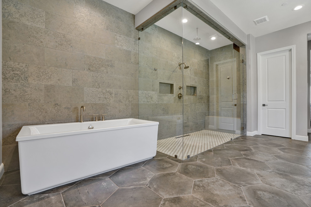 Ispirazione per una stanza da bagno padronale minimal con vasca freestanding, doccia a filo pavimento e piastrelle grigie