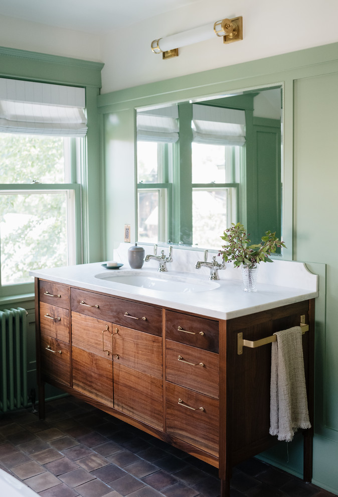 Стильный дизайн: главная ванная комната в стиле кантри с темными деревянными фасадами, отдельно стоящей ванной, белой плиткой, керамической плиткой, зелеными стенами, полом из терракотовой плитки, врезной раковиной, мраморной столешницей, разноцветным полом и белой столешницей - последний тренд