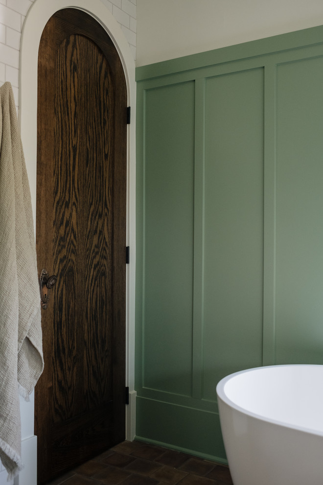 Idées déco pour une salle de bain principale craftsman en bois foncé avec une baignoire indépendante, un carrelage blanc, des carreaux de céramique, un mur vert, tomettes au sol, un lavabo encastré, un plan de toilette en marbre, un sol multicolore et un plan de toilette blanc.
