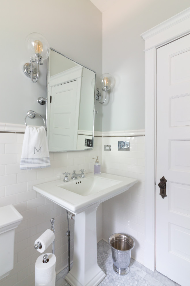 Idéer för ett klassiskt badrum med dusch, med ett badkar med tassar, en dusch/badkar-kombination, en toalettstol med separat cisternkåpa, vit kakel, porslinskakel, gröna väggar, mosaikgolv, ett piedestal handfat, grått golv och dusch med duschdraperi