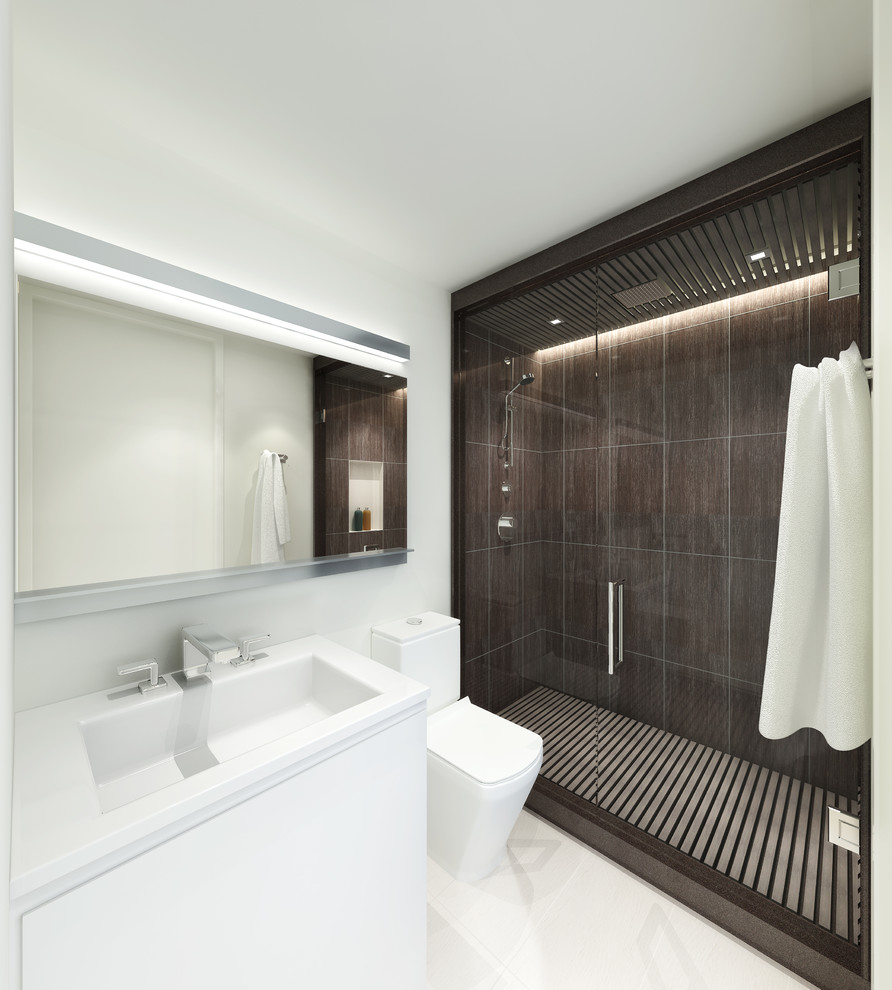 Пример оригинального дизайна: маленькая главная ванная комната в современном стиле с плоскими фасадами, белыми фасадами, столешницей из искусственного кварца, керамогранитной плиткой, белыми стенами, полом из керамогранита, двойным душем, унитазом-моноблоком и черной плиткой для на участке и в саду