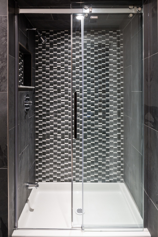 Стильный дизайн: ванная комната среднего размера в современном стиле с душем в нише, серой плиткой, плиткой мозаикой, бежевыми стенами, полом из сланца и душевой кабиной - последний тренд