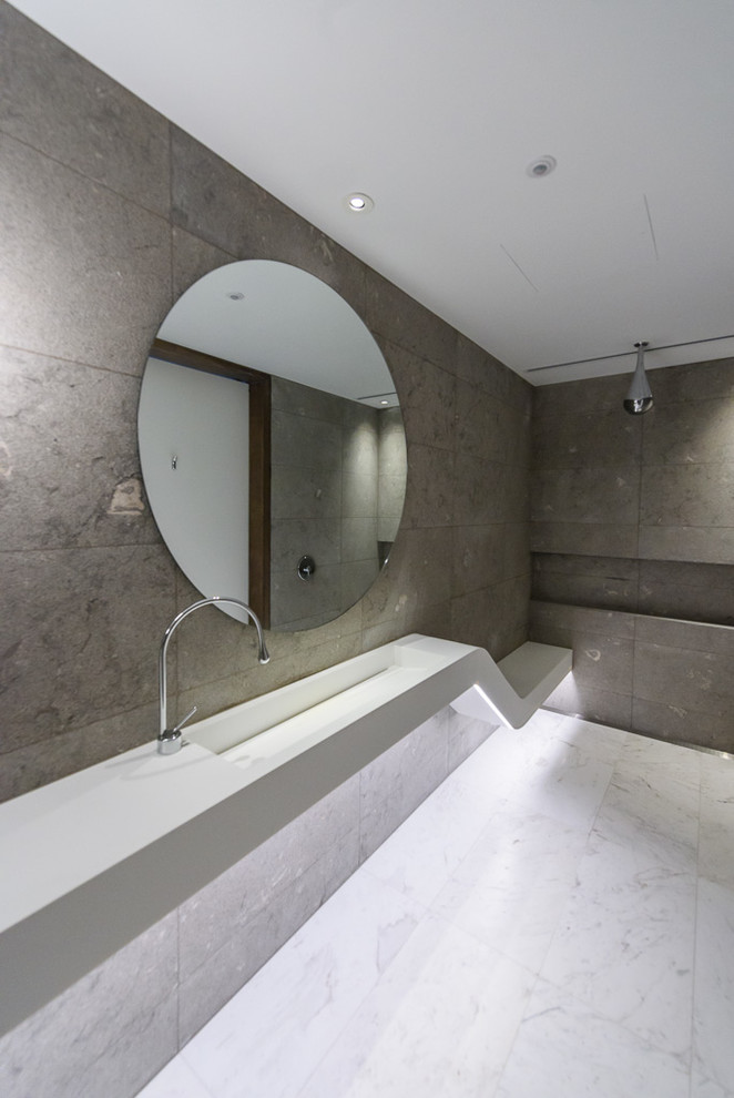 Идея дизайна: ванная комната в современном стиле с душевой кабиной