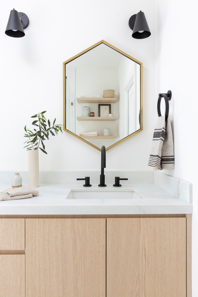 Свежая идея для дизайна: ванная комната среднего размера в скандинавском стиле с плоскими фасадами, светлыми деревянными фасадами, белыми стенами, врезной раковиной, мраморной столешницей, белой столешницей и зеркалом с подсветкой - отличное фото интерьера