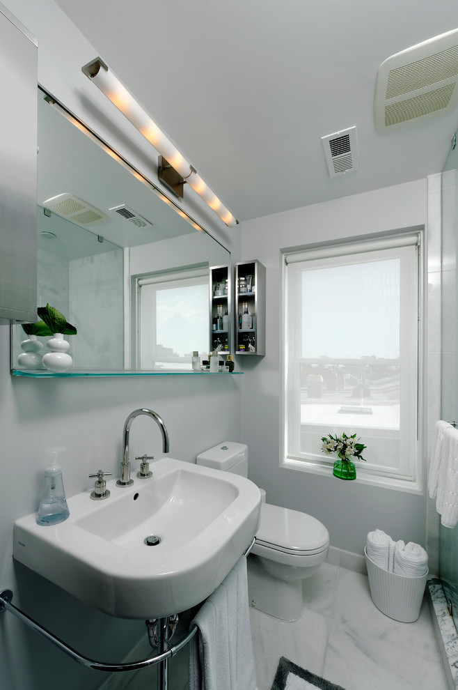 Foto de cuarto de baño actual con sanitario de una pieza, paredes grises, aseo y ducha y lavabo suspendido