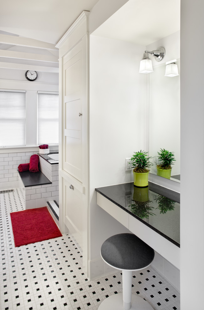 Klassisk inredning av ett mellanstort en-suite badrum, med vita skåp, granitbänkskiva, en dubbeldusch, vit kakel, keramikplattor, vita väggar och klinkergolv i keramik