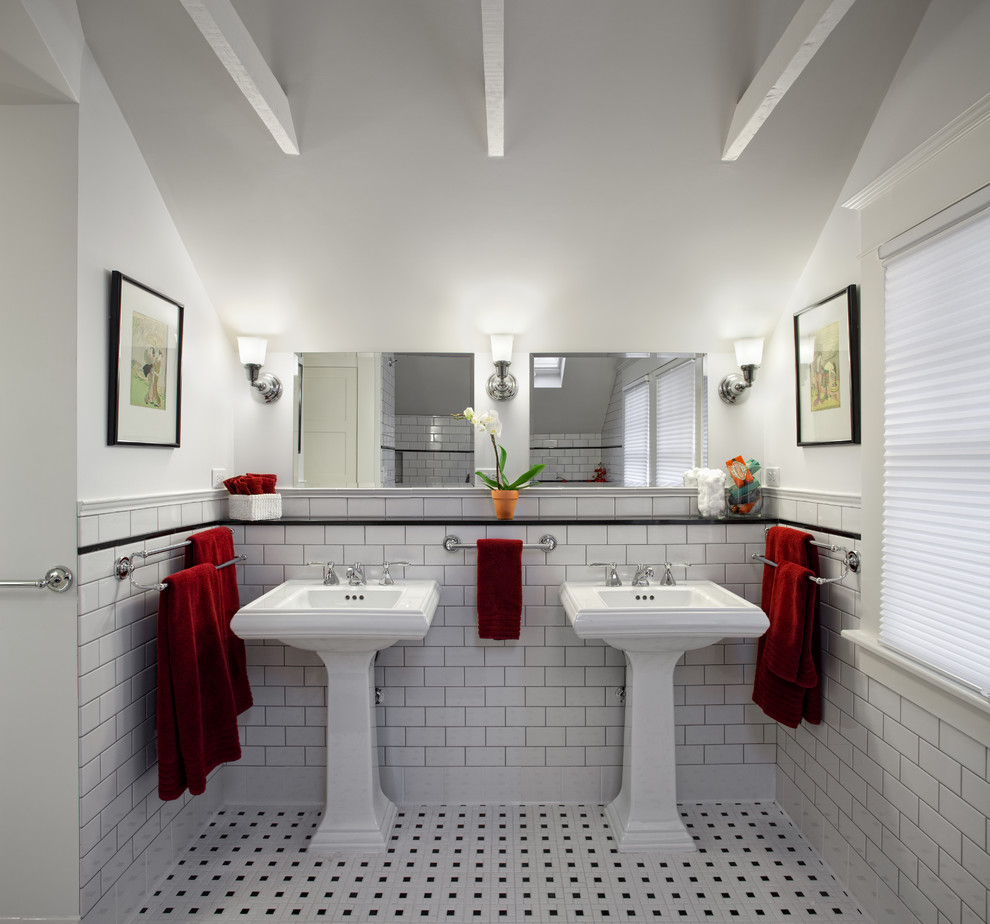Стильный дизайн: главная ванная комната среднего размера в классическом стиле с раковиной с пьедесталом, белыми фасадами, столешницей из гранита, двойным душем, белой плиткой, керамической плиткой, белыми стенами и полом из керамической плитки - последний тренд