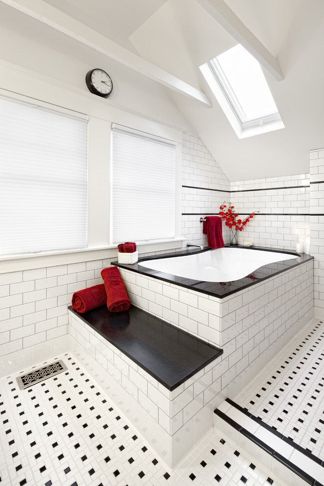 Inspiration för ett mellanstort vintage en-suite badrum, med en dubbeldusch, vit kakel, keramikplattor, vita väggar och klinkergolv i keramik