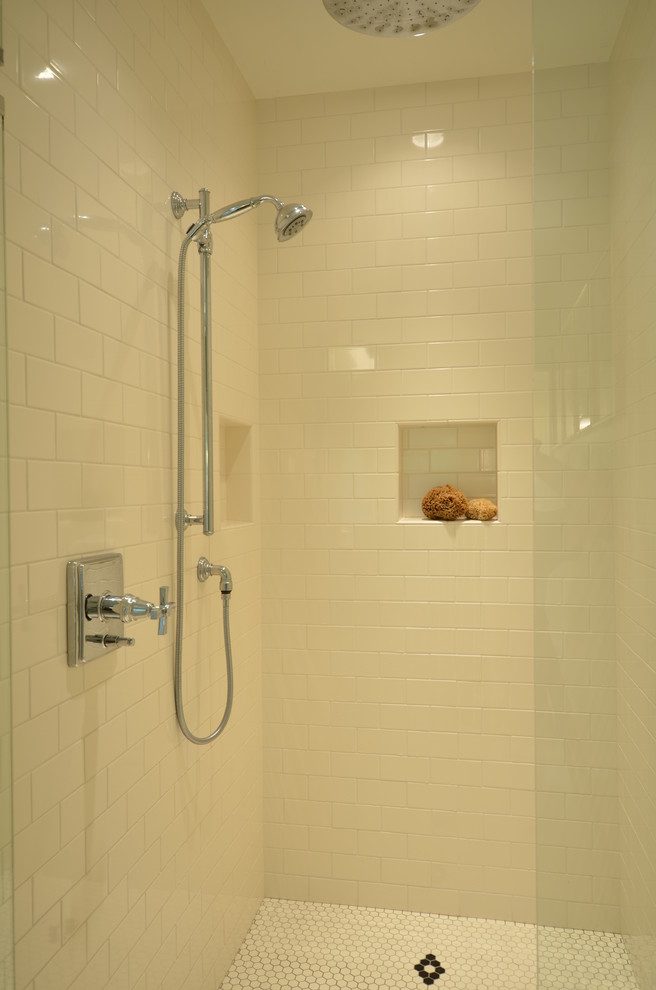 Idee per una piccola stanza da bagno padronale stile americano con doccia alcova, piastrelle bianche, piastrelle diamantate e pavimento con piastrelle a mosaico