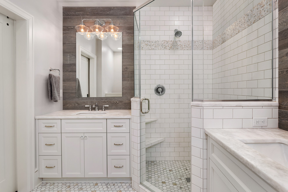 Inspiration för mellanstora klassiska en-suite badrum, med luckor med infälld panel, vita skåp, en hörndusch, en vägghängd toalettstol, brun kakel, porslinskakel, grå väggar, mosaikgolv, ett undermonterad handfat och marmorbänkskiva