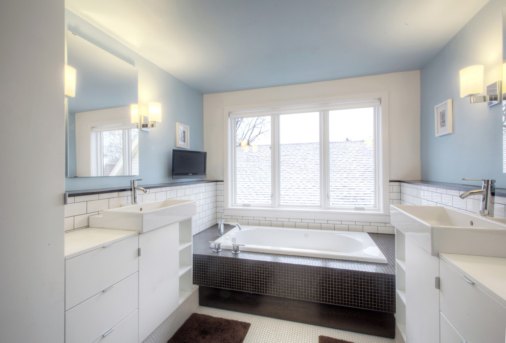 Inredning av ett klassiskt mellanstort en-suite badrum, med ett konsol handfat, släta luckor, vita skåp, laminatbänkskiva, ett platsbyggt badkar, en dusch i en alkov, en toalettstol med separat cisternkåpa, brun kakel, mosaik, blå väggar och klinkergolv i keramik