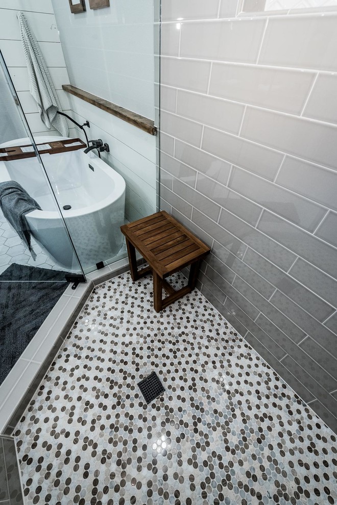 Idéer för stora lantliga svart en-suite badrum, med skåp i shakerstil, vita skåp, ett fristående badkar, en hörndusch, en toalettstol med hel cisternkåpa, grå kakel, keramikplattor, grå väggar, klinkergolv i keramik, ett undermonterad handfat, granitbänkskiva, grått golv och dusch med gångjärnsdörr