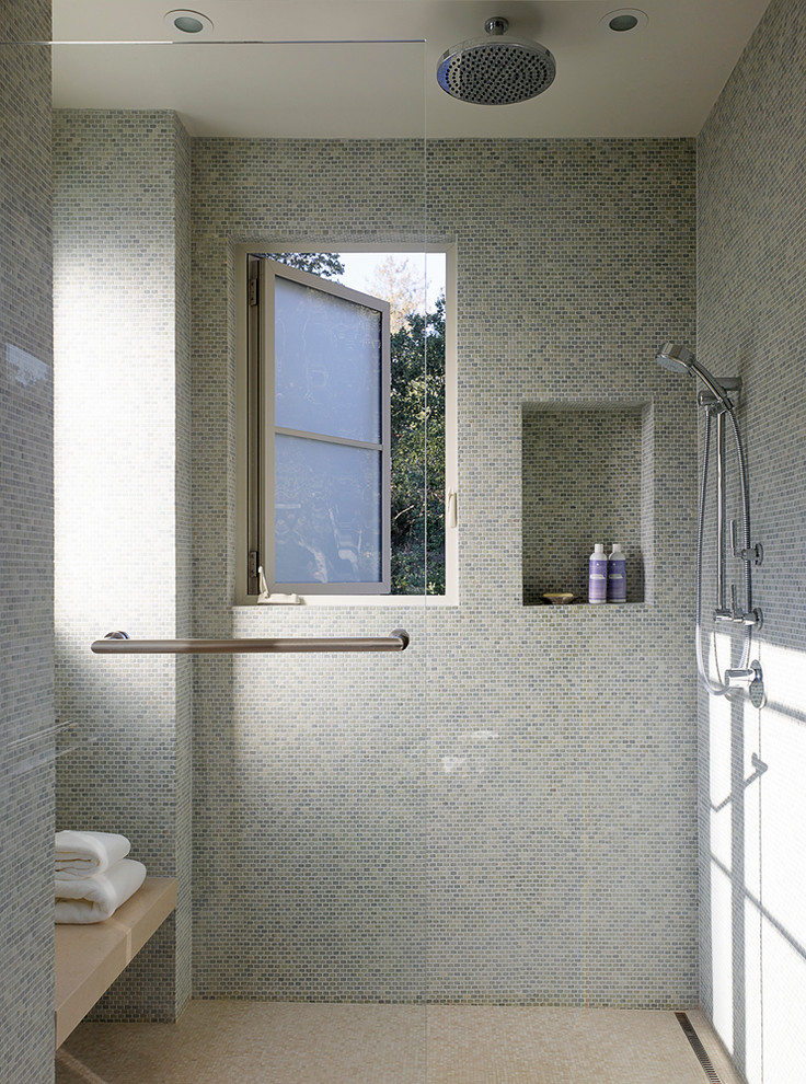 Diseño de cuarto de baño tradicional renovado con baldosas y/o azulejos azules, baldosas y/o azulejos en mosaico y ventanas
