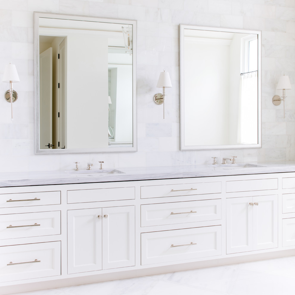 Пример оригинального дизайна: большая главная ванная комната в средиземноморском стиле с фасадами с утопленной филенкой, белыми фасадами, отдельно стоящей ванной, душем в нише, серой плиткой, мраморной плиткой, серыми стенами, полом из керамогранита, врезной раковиной, мраморной столешницей, белым полом, душем с распашными дверями и белой столешницей