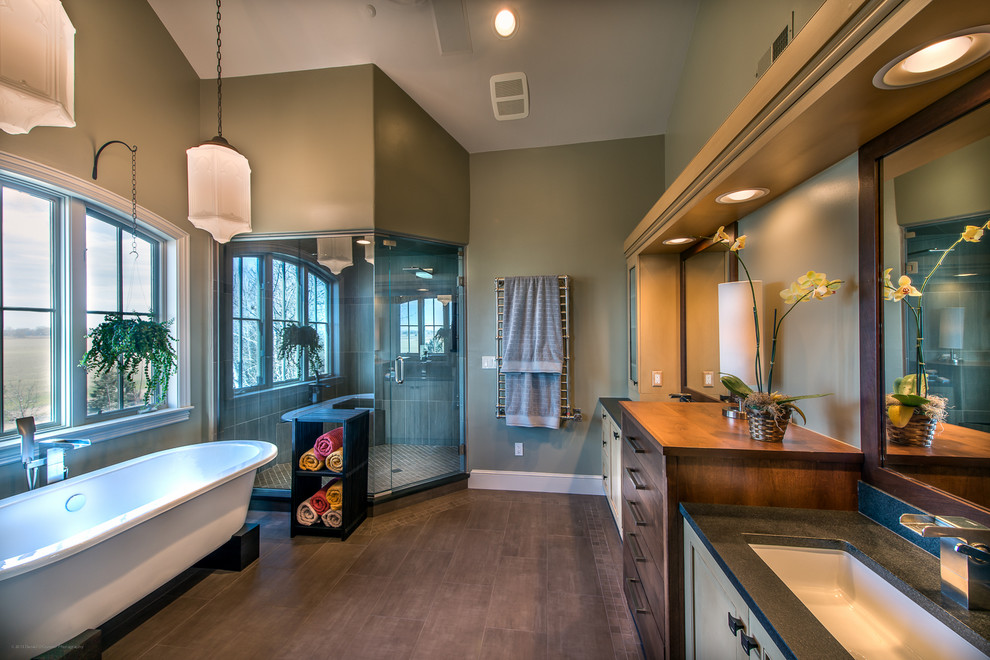 Modernes Badezimmer mit freistehender Badewanne in Denver