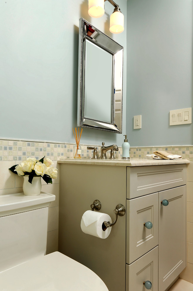 Идея дизайна: детская ванная комната среднего размера в стиле неоклассика (современная классика) с врезной раковиной, фасадами с утопленной филенкой, серыми фасадами, мраморной столешницей, угловым душем, раздельным унитазом, белой плиткой, каменной плиткой, синими стенами и полом из керамогранита