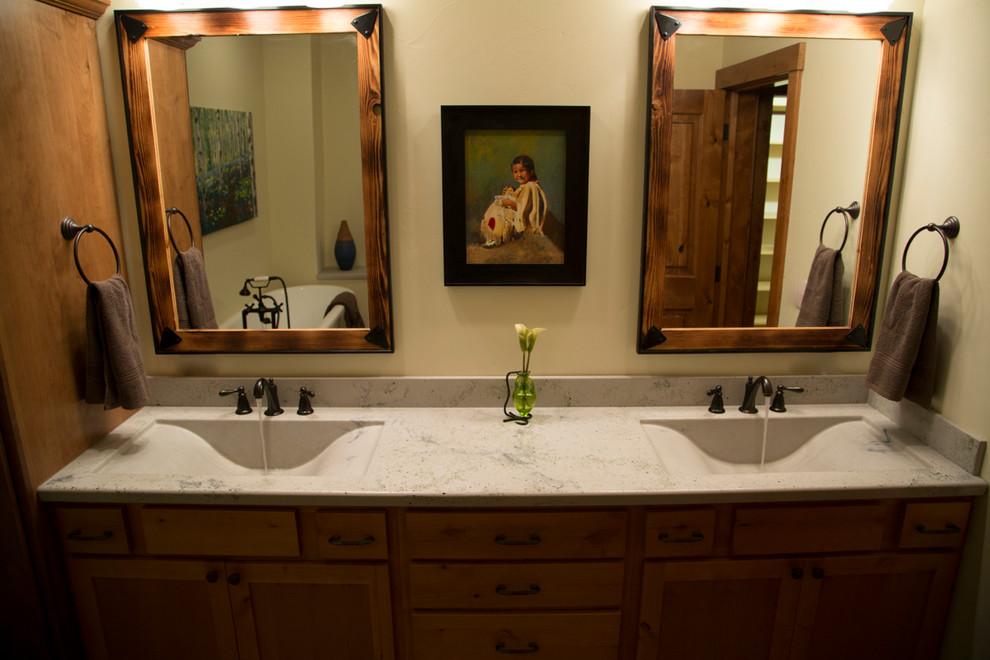 Diseño de cuarto de baño principal moderno de tamaño medio con lavabo integrado, encimera de cemento y encimeras grises