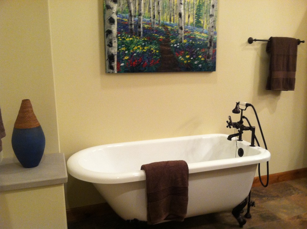 Ispirazione per una stanza da bagno padronale moderna di medie dimensioni con lavabo integrato, top in cemento e top grigio