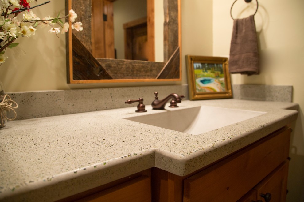 Esempio di una stanza da bagno con doccia minimalista di medie dimensioni con lavabo integrato, top in cemento e top grigio