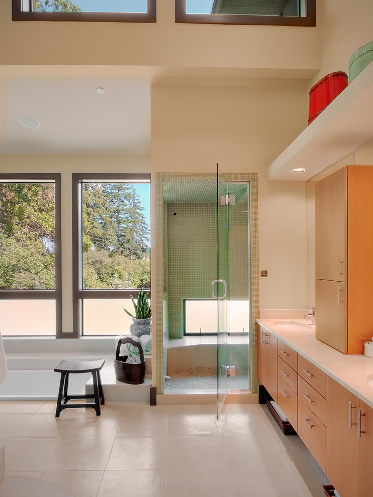 На фото: главная ванная комната среднего размера в стиле модернизм с плоскими фасадами, оранжевыми фасадами, угловой ванной, открытым душем, унитазом-моноблоком, белой плиткой, плиткой из листового камня, белыми стенами, полом из керамической плитки, накладной раковиной, столешницей из искусственного камня, белым полом и открытым душем