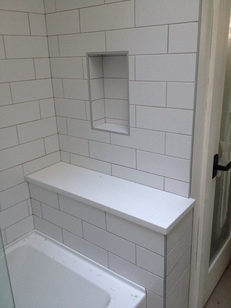 Источник вдохновения для домашнего уюта: ванная комната в классическом стиле с душем в нише, белой плиткой и плиткой кабанчик