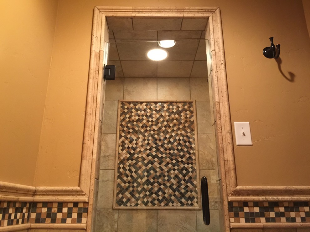 Inredning av ett rustikt litet badrum för barn, med ett undermonterad handfat, luckor med upphöjd panel, skåp i slitet trä, granitbänkskiva, en dusch i en alkov, beige kakel, stenkakel, beige väggar och travertin golv