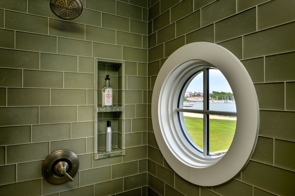 Идея дизайна: главная ванная комната среднего размера в классическом стиле с душем в нише, зеленой плиткой, стеклянной плиткой и зелеными стенами