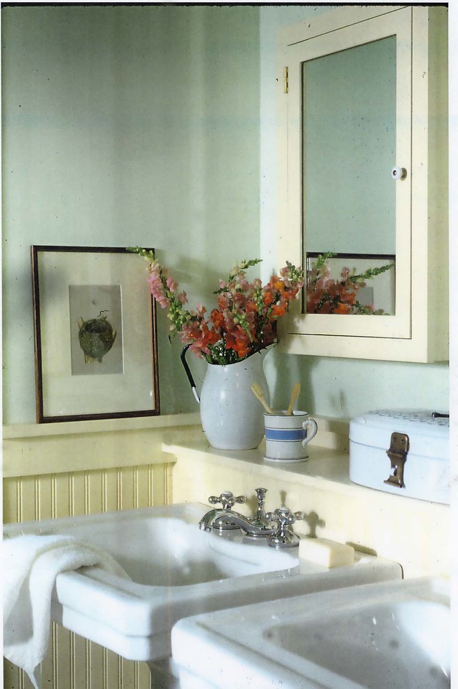 Immagine di una stanza da bagno classica con lavabo a colonna e pareti blu