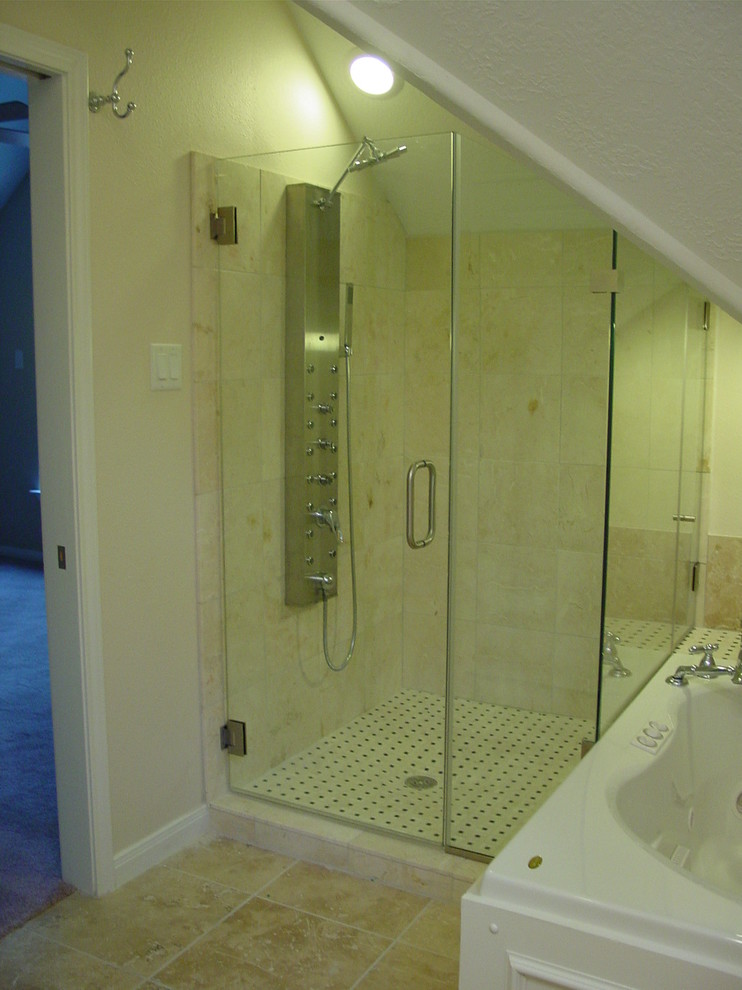 他の地域にある中くらいなコンテンポラリースタイルのおしゃれなマスターバスルーム (ドロップイン型浴槽、ベージュのタイル、磁器タイル、アルコーブ型シャワー、ベージュの壁、磁器タイルの床) の写真