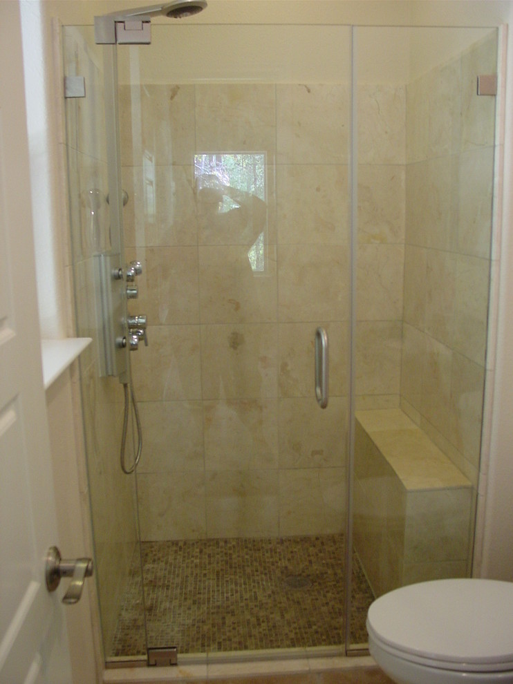 Exempel på ett mellanstort modernt badrum med dusch, med en dusch i en alkov, beige kakel, porslinskakel, vita väggar och klinkergolv i keramik