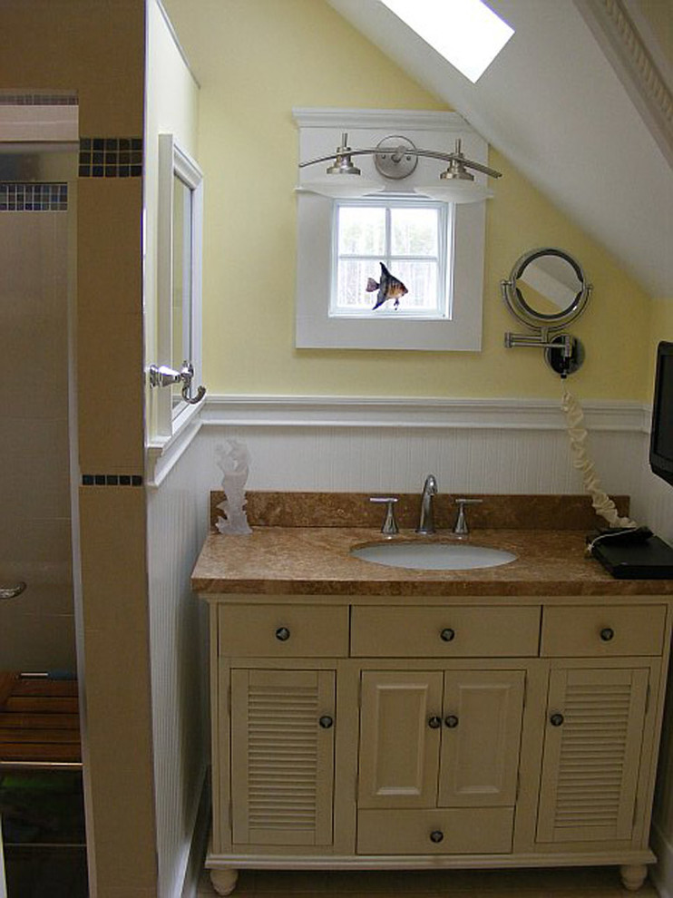 Ispirazione per una stanza da bagno con doccia costiera di medie dimensioni con lavabo sottopiano, consolle stile comò, ante beige, top in granito, piastrelle bianche, piastrelle in ceramica e pareti gialle