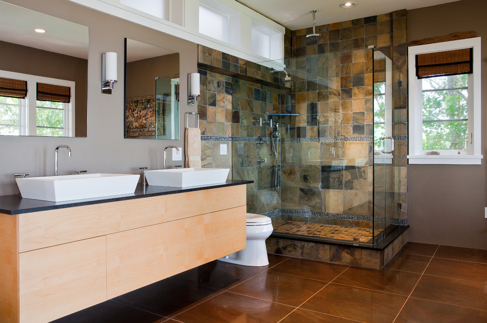 Ispirazione per una stanza da bagno padronale etnica con ante lisce, ante in legno chiaro, doccia ad angolo e lavabo a bacinella