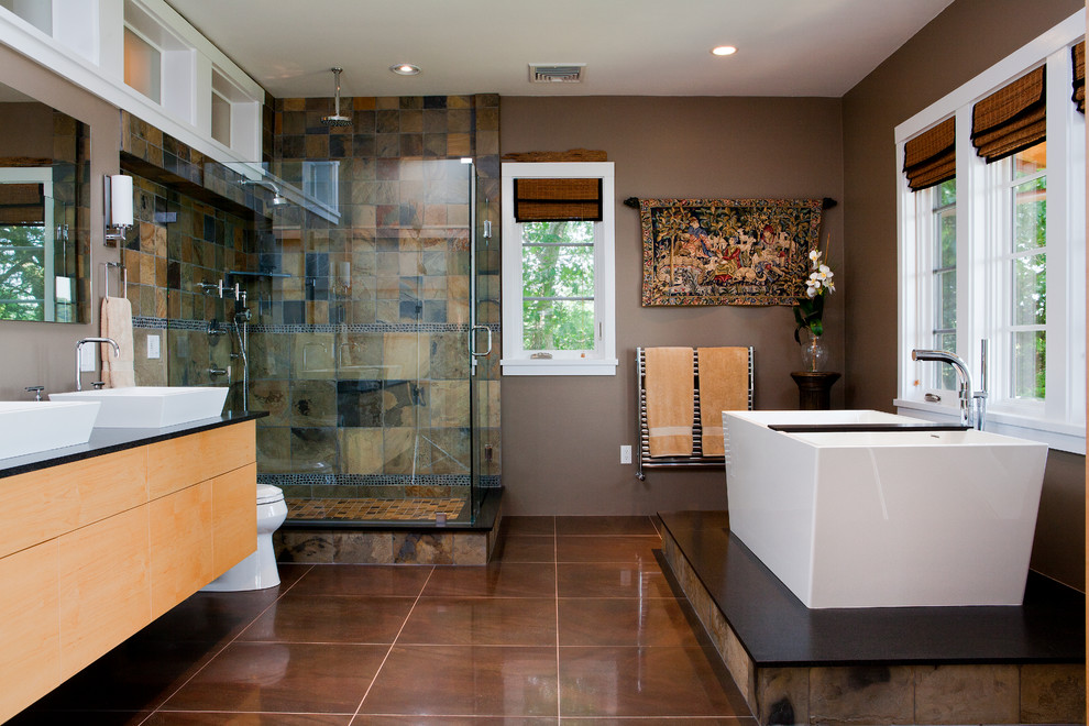 Imagen de cuarto de baño principal de estilo zen con armarios con paneles lisos, puertas de armario de madera clara, bañera exenta, ducha esquinera y lavabo sobreencimera