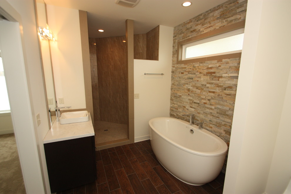 Example of a minimalist bathroom design in Milwaukee