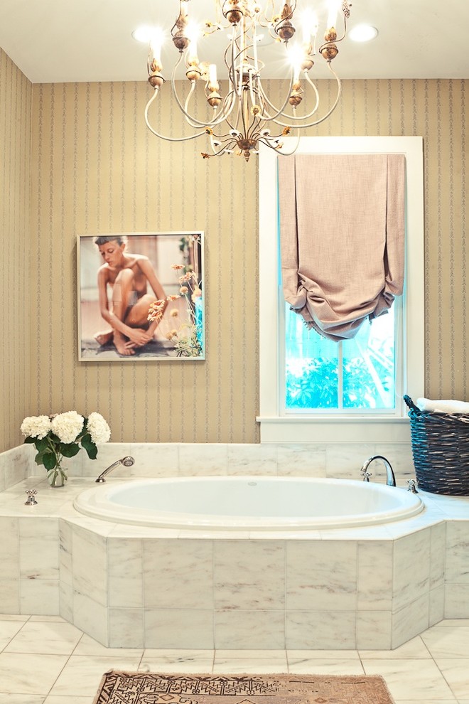 На фото: ванная комната в стиле фьюжн с накладной ванной и белой плиткой с