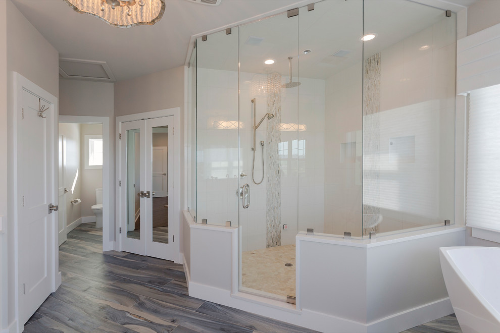Foto de cuarto de baño tradicional renovado con bañera exenta, ducha abierta, paredes beige, suelo de madera oscura, suelo gris y ducha con puerta con bisagras