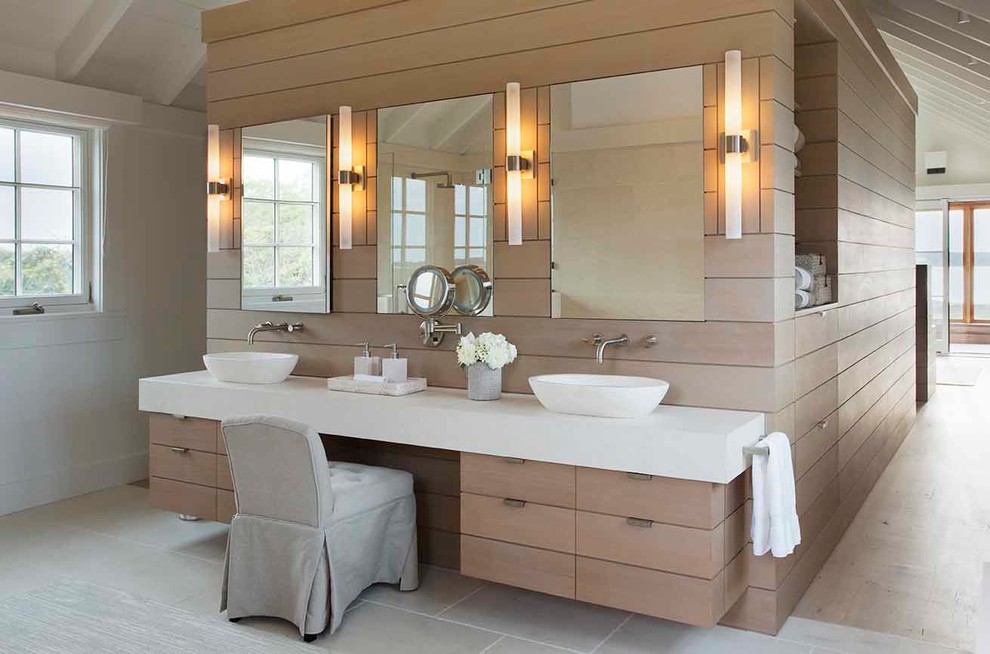 На фото: главная ванная комната в морском стиле с настольной раковиной, плоскими фасадами и светлыми деревянными фасадами