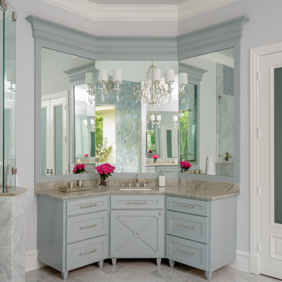 Exempel på ett stort klassiskt grå grått en-suite badrum, med skåp i shakerstil, grå väggar, ett undermonterad handfat, grå skåp, ett fristående badkar, en hörndusch, marmorgolv, bänkskiva i kvartsit, vitt golv och dusch med gångjärnsdörr