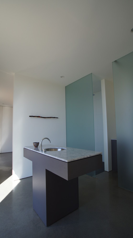 Modelo de cuarto de baño principal minimalista grande con paredes blancas