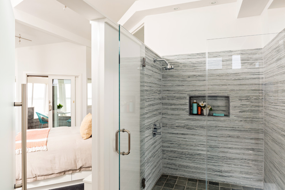 Immagine di una stanza da bagno padronale stile marino con piastrelle grigie, pareti bianche, top in cemento, doccia alcova e piastrelle a listelli