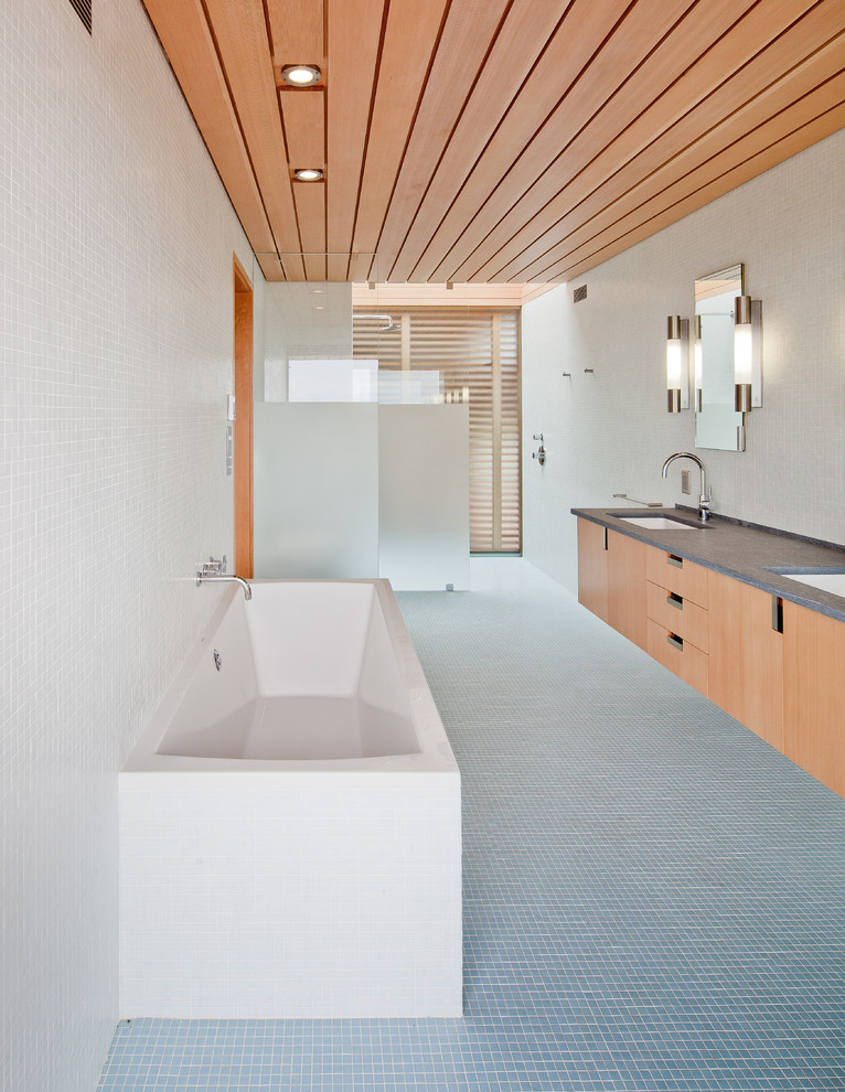 Modernes Langes und schmales Badezimmer En Suite mit flächenbündigen Schrankfronten, hellen Holzschränken und Unterbauwaschbecken in Boston